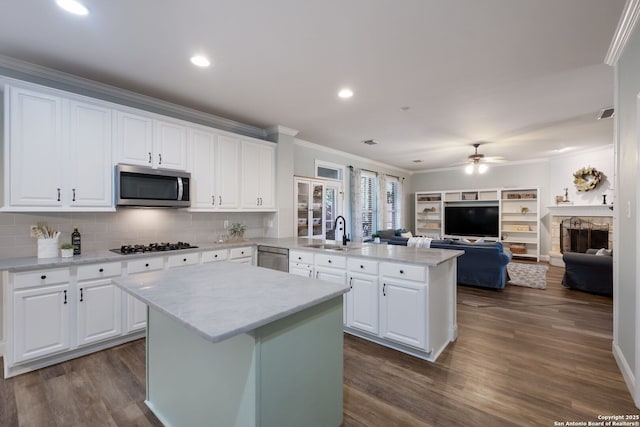 830 Emerald Bay, San Antonio, TX 78260 - kitchen featuring stainless steel appliances, a sink, a center island, crown molding, and a peninsula