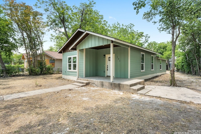 101 New York, San Antonio, TX 78214 - view of front of property with board and batten siding