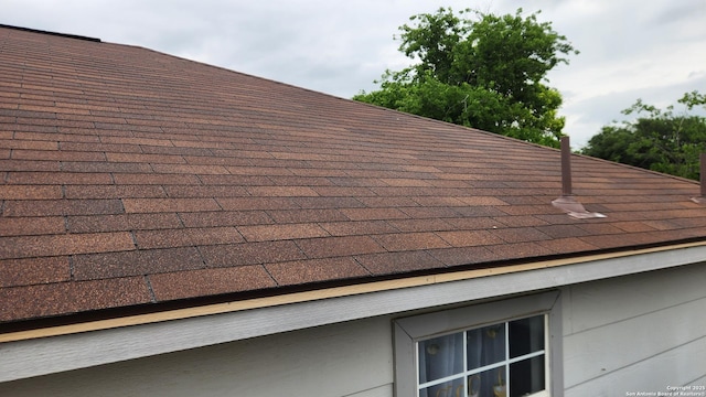 3255 Reforma, San Antonio, TX 78211 - exterior view of a shingled roof