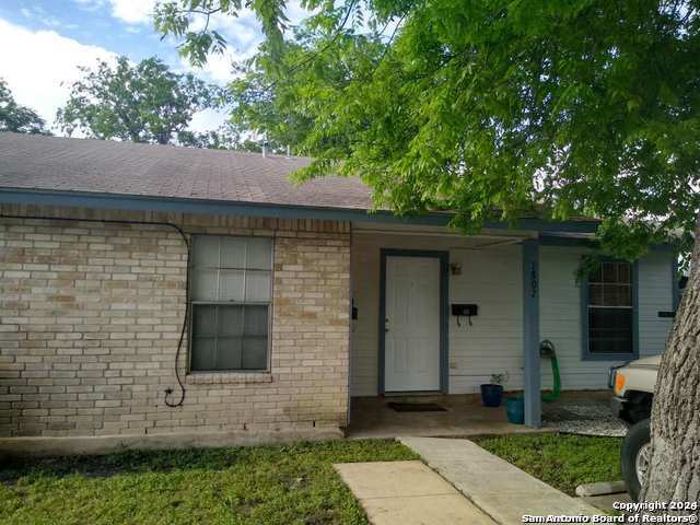 1815 Fresno, San Antonio, TX 78201 - ranch-style home with brick siding
