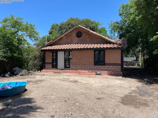 439 W Lubbock St, San Antonio, TX 78204 - view of front of home featuring a tiled roof and stucco siding