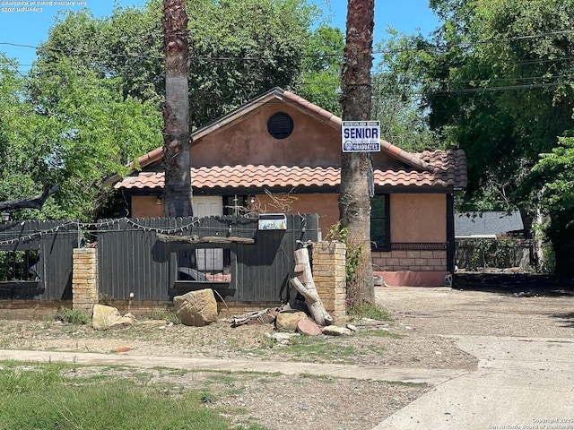 439 W Lubbock St, San Antonio, TX 78204 - view of front of property with a tile roof and stucco siding