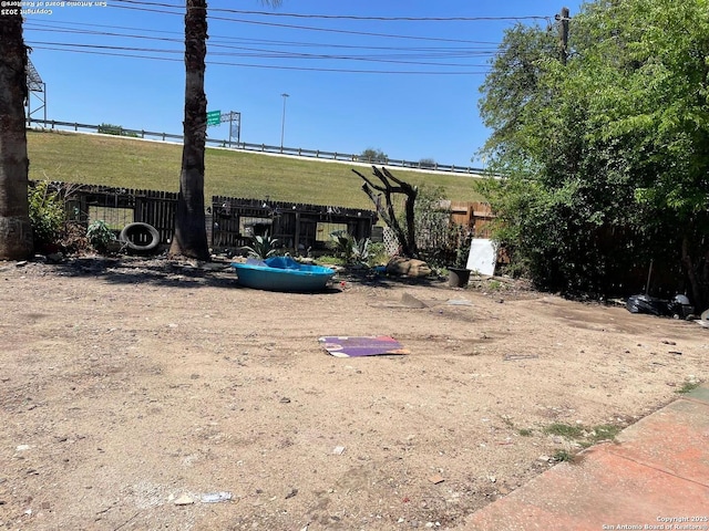 439 W Lubbock St, San Antonio, TX 78204 - view of yard