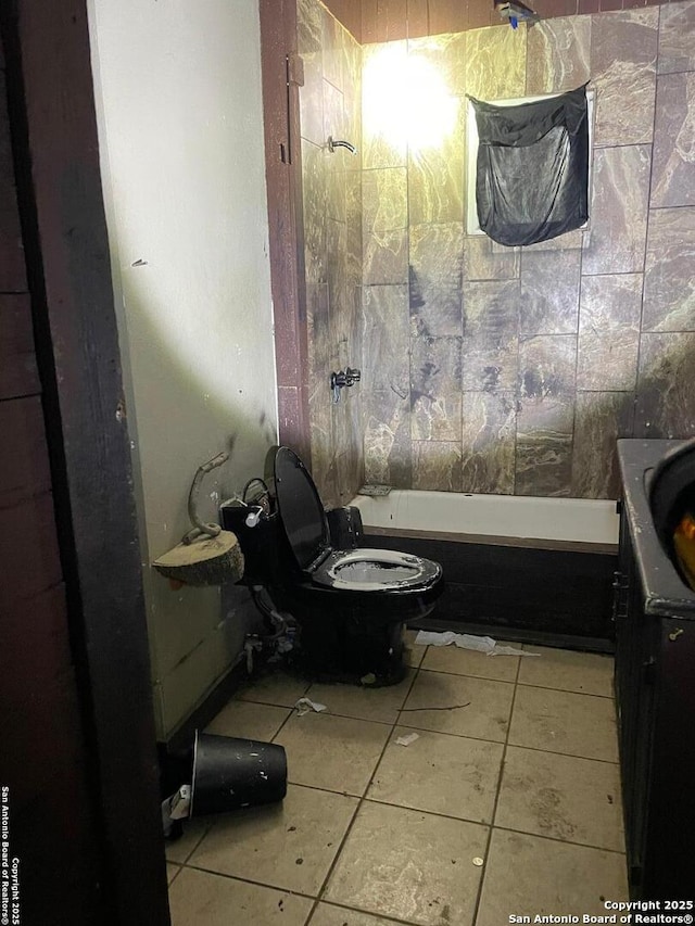 439 W Lubbock St, San Antonio, TX 78204 - full bathroom with toilet, a tub, tile patterned flooring, and vanity