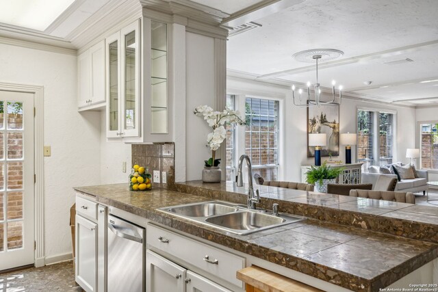 209 Chichester Pl Unit 1, San Antonio, TX 78209 - kitchen featuring a sink, a peninsula, stainless steel dishwasher, open floor plan, and crown molding