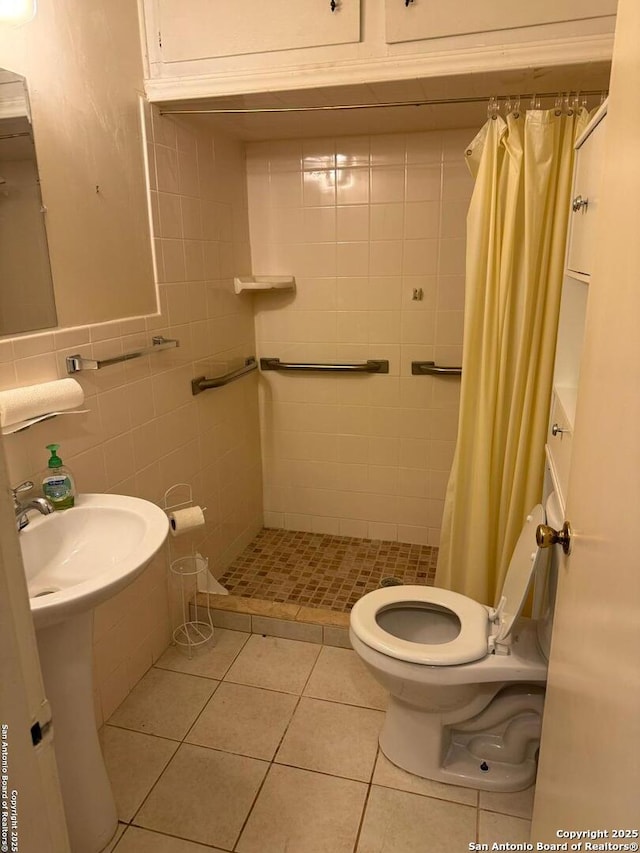 254 W Greenway Ave, San Antonio, TX 78226 - full bathroom featuring tile patterned floors, a stall shower, and toilet