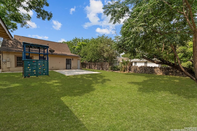 427 Donaldson, San Antonio, TX 78201 - view of yard featuring a patio area