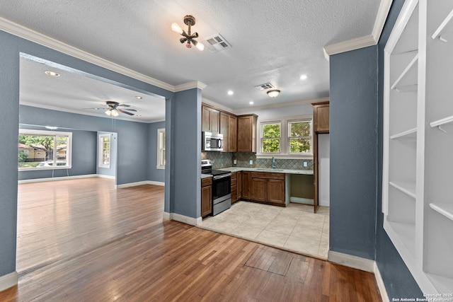 427 Donaldson, San Antonio, TX 78201 - kitchen featuring stainless steel appliances, a sink, light wood-style flooring, a textured ceiling, and open floor plan