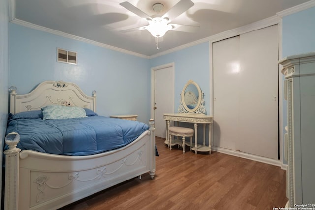 322 Pool, San Antonio, TX 78223 - bedroom featuring wood finished floors, ornamental molding, a ceiling fan, a closet, and baseboards