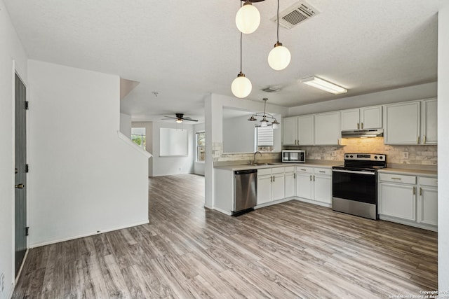 87 Kenrock Rdg, San Antonio, TX 78254 - kitchen featuring stainless steel appliances, under cabinet range hood, decorative backsplash, ceiling fan, and light wood-style floors
