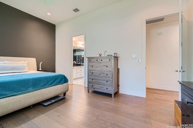 7 Saxby Gln, San Antonio, TX 78257 - bedroom featuring light wood-type flooring, baseboards, recessed lighting, and ensuite bath