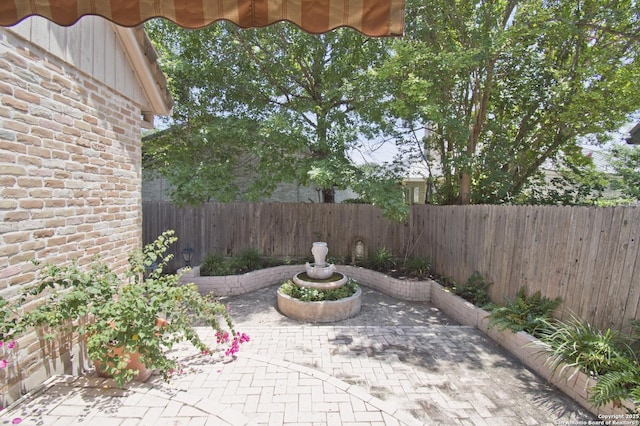 8 Kensington Ct, San Antonio, TX 78218 - fenced backyard with a patio area