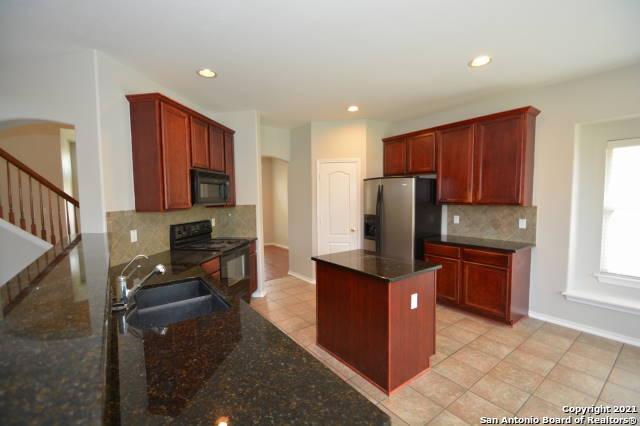 807 Maltese Gdn, San Antonio, TX 78260 - kitchen featuring black appliances, a sink, arched walkways, backsplash, and recessed lighting