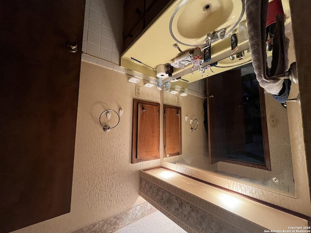 309 Royal, Converse, TX 78109 - bathroom with a textured wall and baseboards