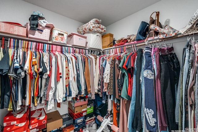 10827 Hernando Ct, Converse, TX 78109 - view of walk in closet