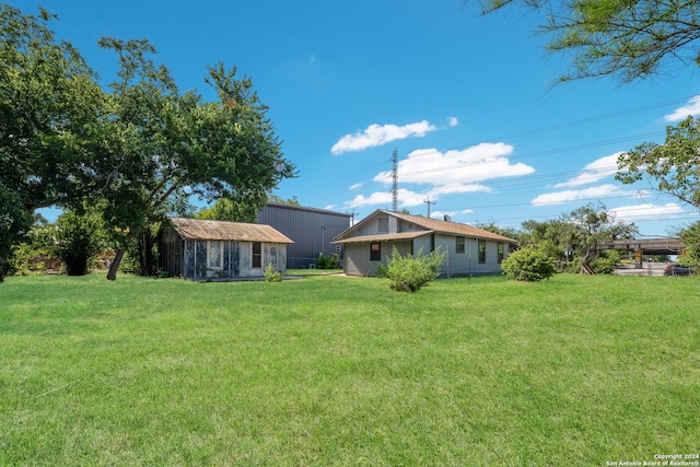 515 Westfall Ave, San Antonio, TX 78210 - rear view of property featuring a yard and an outbuilding