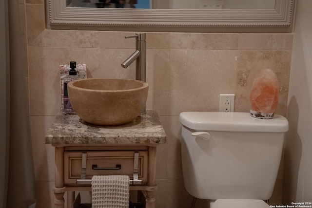 12111 Woodsrim, Live Oak, TX 78233 - bathroom with tile walls, toilet, and vanity