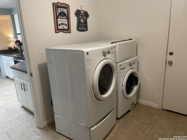 9858 Menard Cir, San Antonio, TX 78245 - laundry room featuring washing machine and dryer and light tile patterned flooring