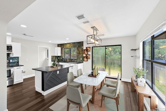 15831 Colton Wl, San Antonio, TX 78247 - dining space featuring dark wood-style floors, recessed lighting, and baseboards