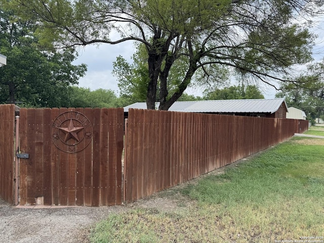 218 E Antonio, Uvalde, TX 78801 - view of yard