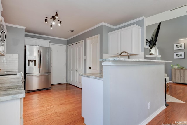 6039 Woodway Ct, San Antonio, TX 78249 - kitchen with stainless steel refrigerator with ice dispenser, light wood finished floors, white cabinetry, a peninsula, and decorative backsplash