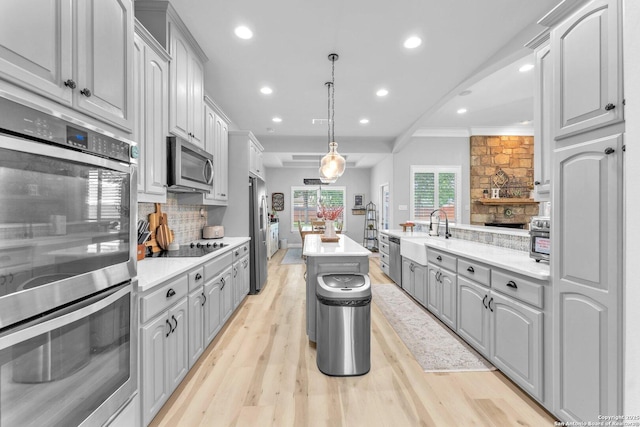 1216 Windy Dawn, Seguin, TX 78155 - kitchen featuring stainless steel appliances, a sink, crown molding, tasteful backsplash, and gray cabinets