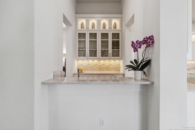 23510 Avila, San Antonio, TX 78255 - bar with tasteful backsplash