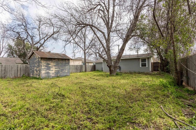 1309 Quintana Rd, San Antonio, TX 78211 - view of yard
