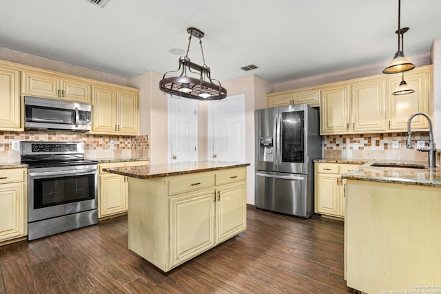 4222 Manitou Bay, San Antonio, TX 78259 - kitchen with stainless steel appliances, cream cabinets, a sink, backsplash, and dark wood finished floors