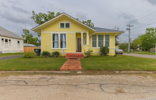 225 W Humphreys, Seguin, TX 78155 - bungalow-style house with a front yard