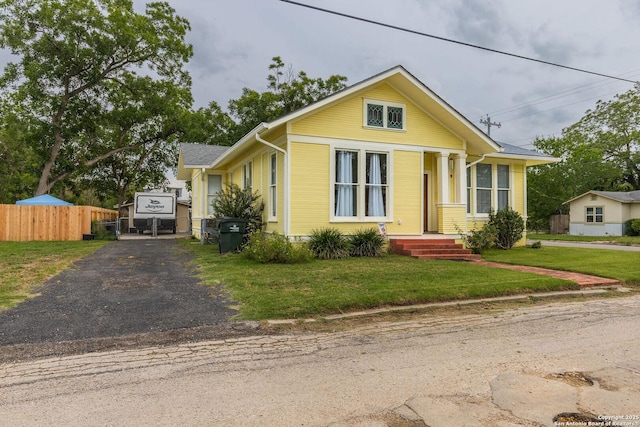 225 W Humphreys, Seguin, TX 78155 - bungalow featuring driveway