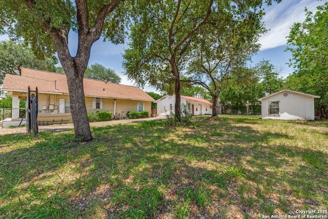 3311 W Commerce St, San Antonio, TX 78228 - view of yard