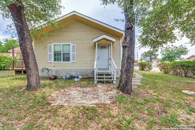 3311 W Commerce St, San Antonio, TX 78228 - shotgun-style home featuring a front lawn