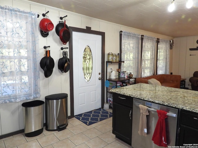 155 Scenic Cir, Lakehills, TX 78063 - foyer with light tile patterned floors