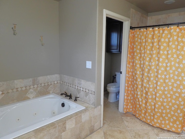 155 Scenic Cir, Lakehills, TX 78063 - bathroom with a jetted tub, toilet, and a shower with curtain