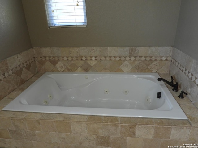 155 Scenic Cir, Lakehills, TX 78063 - full bathroom with a jetted tub