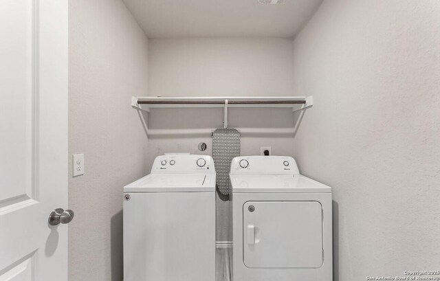 734 Ambush Rdg, San Antonio, TX 78219 - laundry room featuring independent washer and dryer