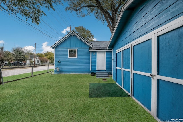 1129 N Smith St, San Antonio, TX 78207 - rear view of house with entry steps