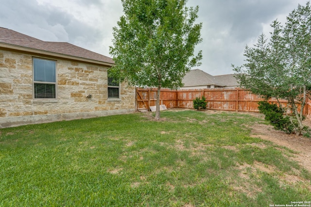 712 Crestview, Floresville, TX 78114 - view of yard