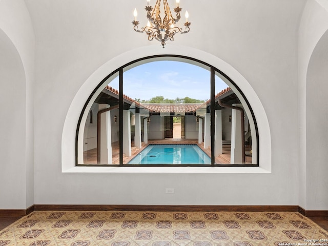2835 Palomino Spgs, Bandera, TX 78003 - detailed view of a chandelier and baseboards