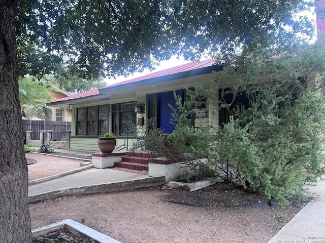 1024 W Mistletoe, San Antonio, TX 78201 - view of front facade with a porch
