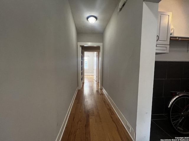 1024 W Mistletoe, San Antonio, TX 78201 - hall featuring dark wood-style floors and baseboards