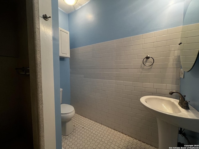 1024 W Mistletoe, San Antonio, TX 78201 - bathroom featuring tile walls, toilet, and tile patterned flooring