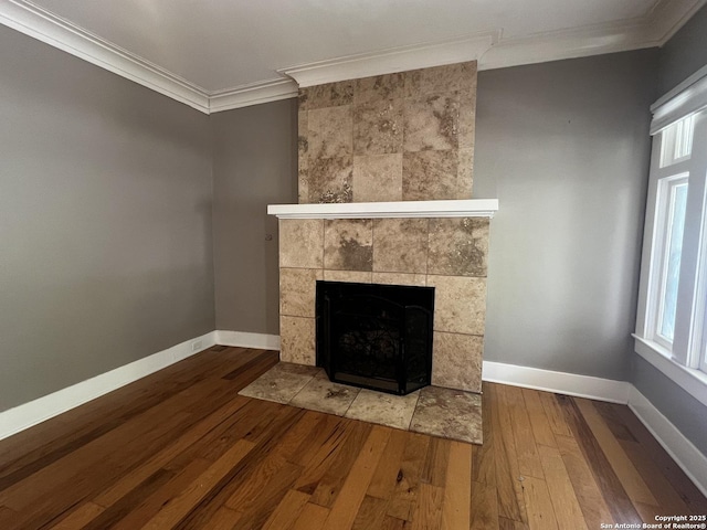 1024 W Mistletoe, San Antonio, TX 78201 - detailed view of ornamental molding, wood finished floors, baseboards, and a tile fireplace