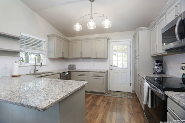 6203 Callen Gln, San Antonio, TX 78233 - kitchen featuring appliances with stainless steel finishes, a peninsula, a sink, backsplash, and lofted ceiling