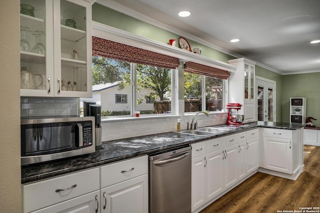 7710 Allison Blf, San Antonio, TX 78240 - kitchen featuring appliances with stainless steel finishes, a sink, crown molding, dark wood finished floors, and decorative backsplash