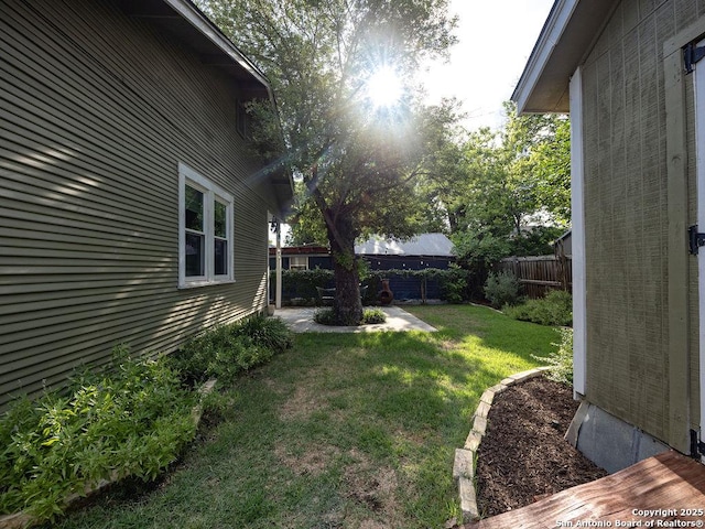211 W High Ave, San Antonio, TX 78210 - view of yard