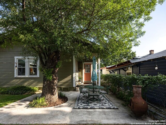 211 W High Ave, San Antonio, TX 78210 - doorway to property with a patio area