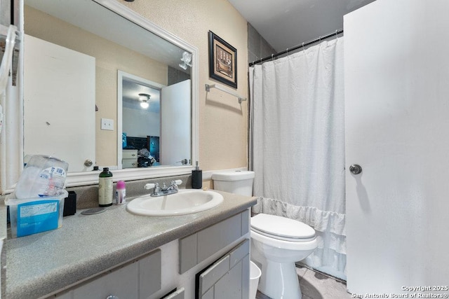 6611 Southpoint St Unit B124, San Antonio, TX 78229 - full bathroom with toilet, vanity, and curtained shower
