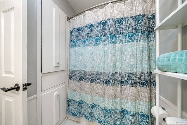 308 Sagecrest, Hollywood Park, TX 78232 - bathroom featuring curtained shower and toilet